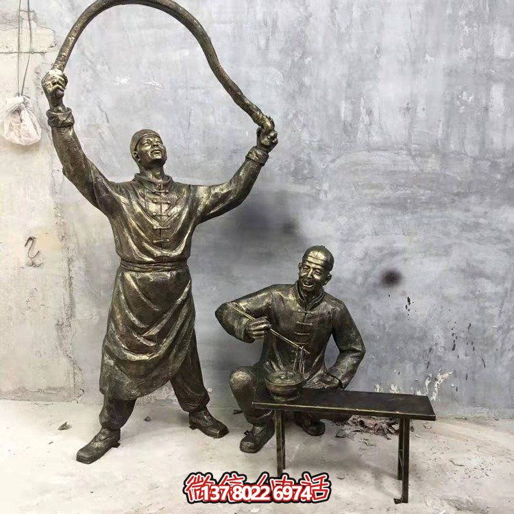 仿銅人物雕塑，裝點(diǎn)現(xiàn)代城市街道