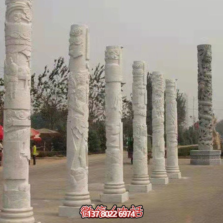 精致的大理石雕刻景觀裝飾，點(diǎn)綴廣場的文化主題
