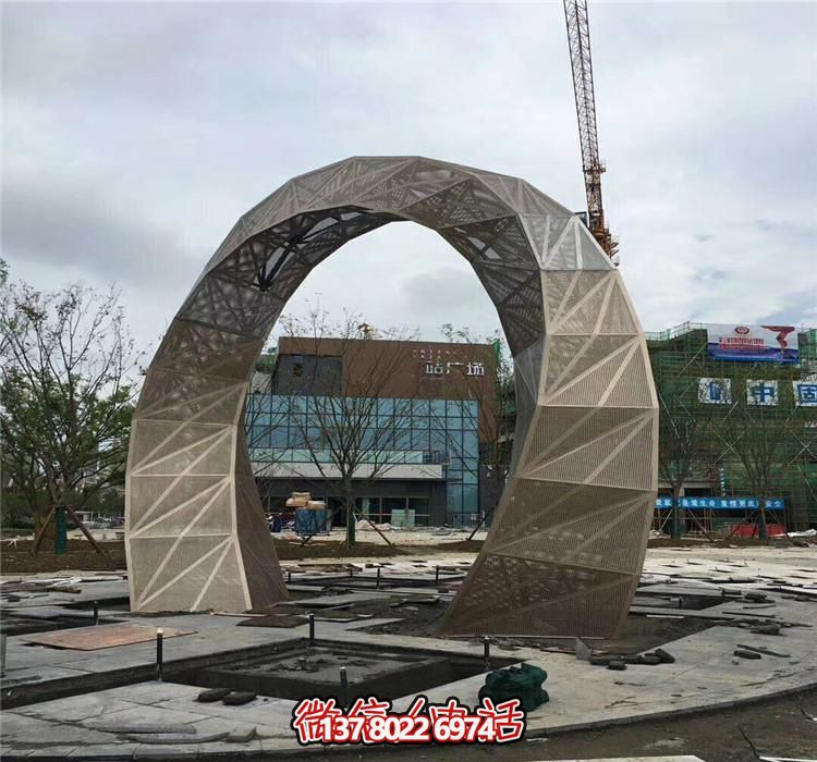 不銹鋼網(wǎng)格拱門雕塑，點(diǎn)綴廣場