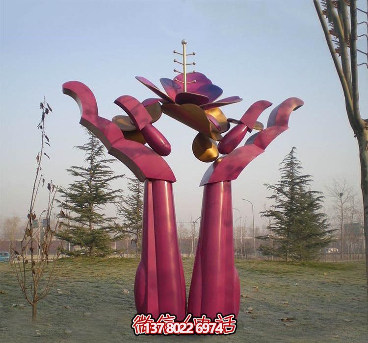 不銹鋼雕塑——用手捧花朵，點(diǎn)綴公園抽象美