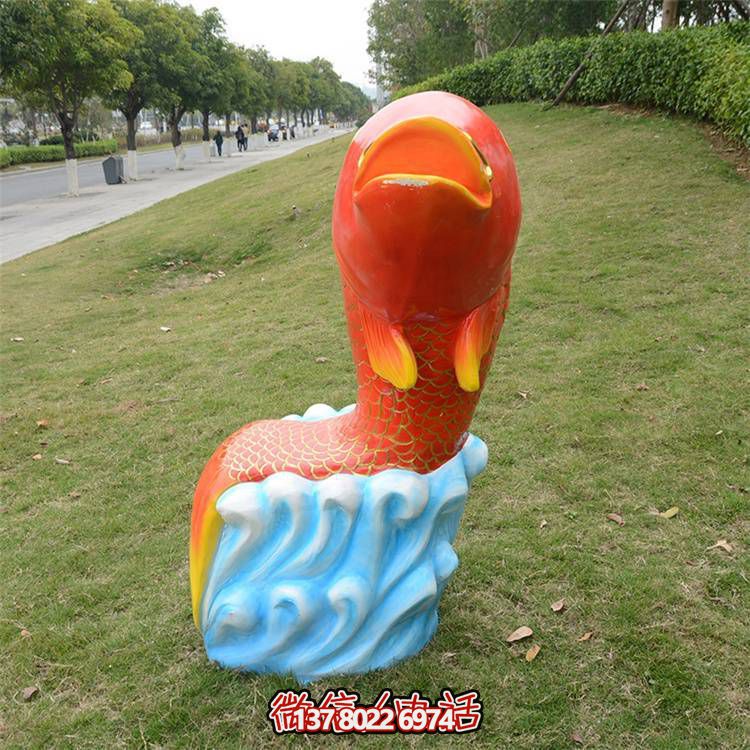卡通玻璃鋼鯉魚(yú)雕塑，點(diǎn)綴游樂(lè)園園林