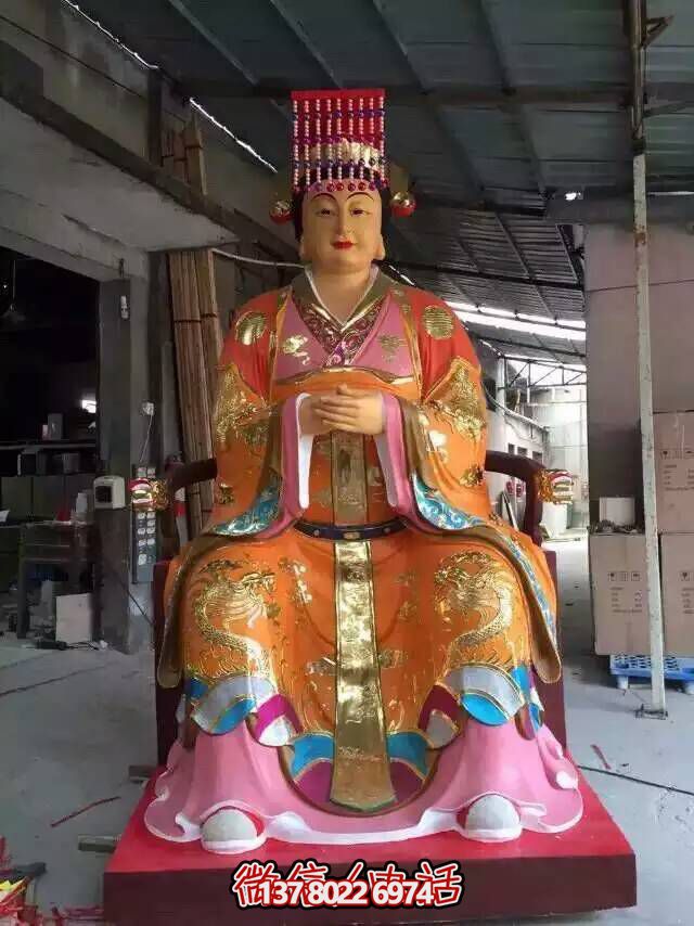 王母娘娘純銅雕塑，屹立于寺廟之中
