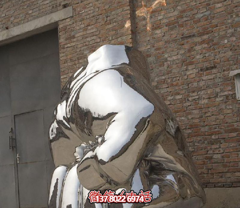 不銹鋼拳頭雕塑，為城市廣場(chǎng)增添力量與鏡面光彩