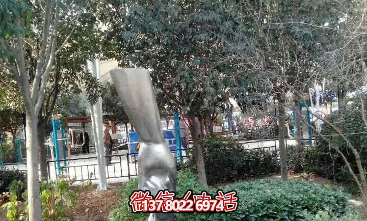 不銹鋼兒童雕塑——讓孩子們?cè)趯W(xué)校里拉大手，拋光小手
