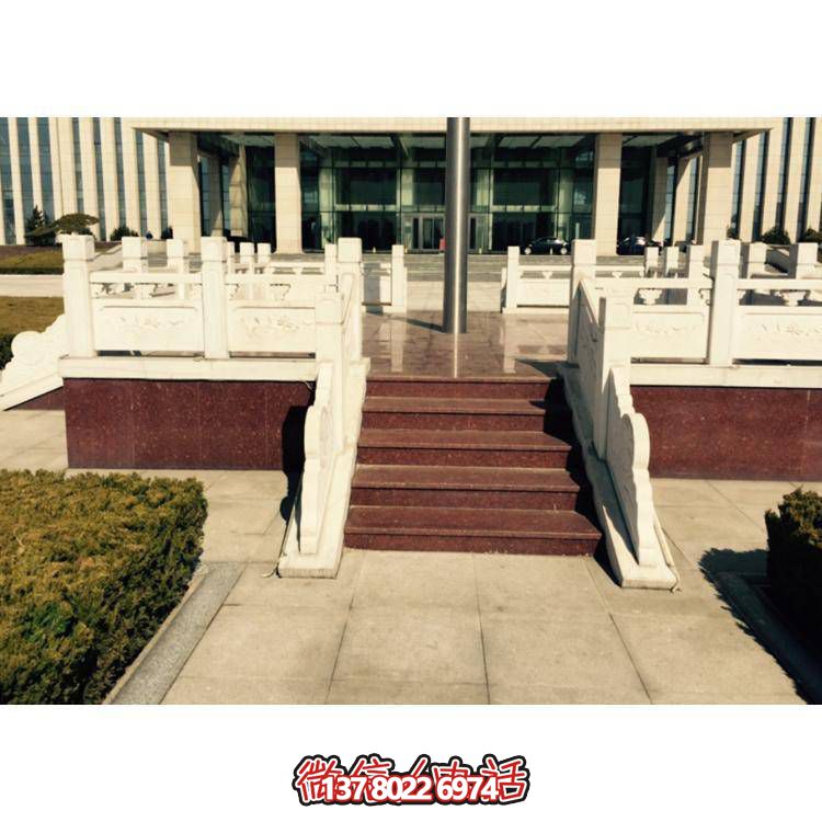 精美雕塑裝飾欄桿，增添學(xué)校廣場(chǎng)升旗臺(tái)象征意義