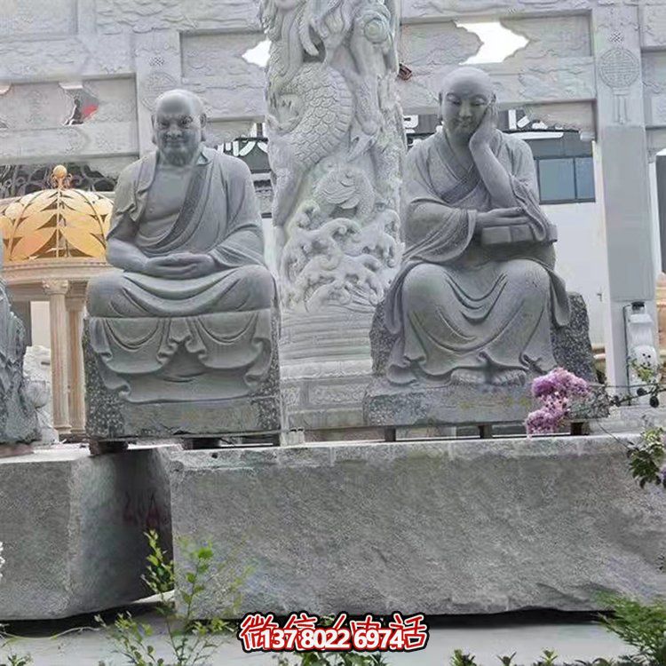 大型戶外石雕佛像雕塑，裝點美麗的寺院園林