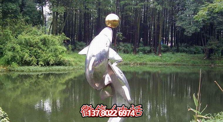 不銹鋼海豚雕塑，為小河邊增添游玩樂趣