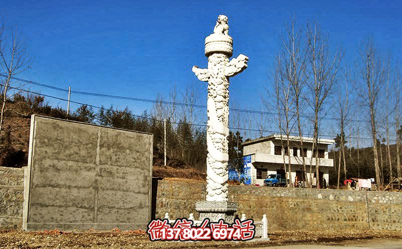 漢白玉華表雕塑，點綴農(nóng)村廣場
