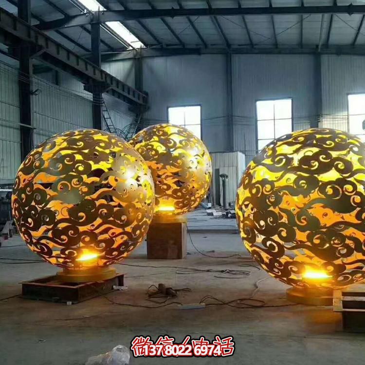 創(chuàng)意不銹鋼鏤空景觀擺件，為廣場帶來濃濃的藝術(shù)氣息