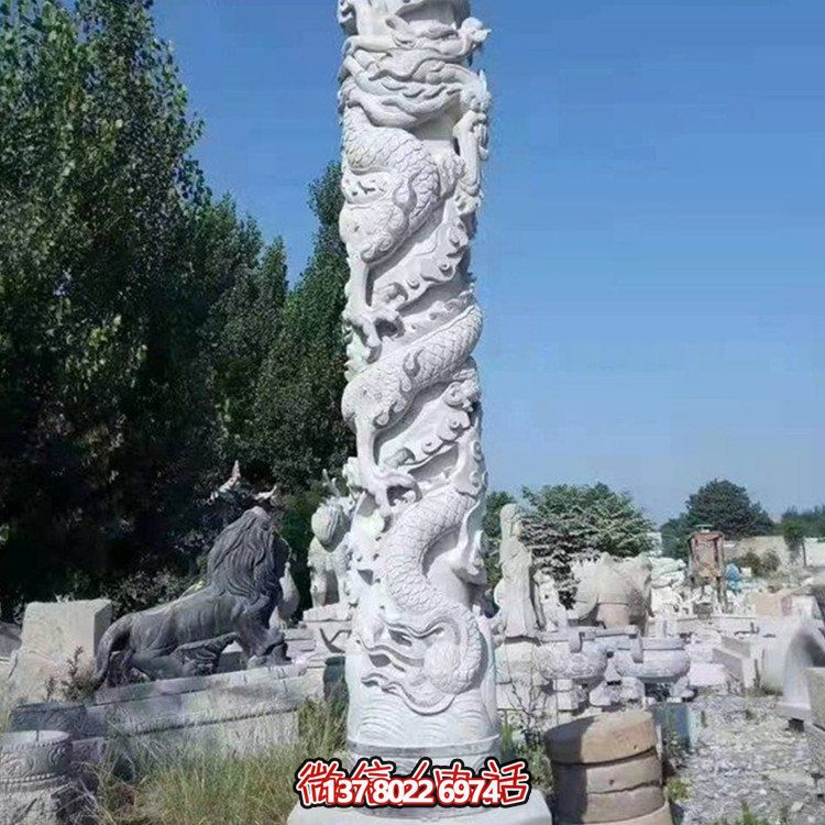 仿古石雕龍柱雕塑，為廣場增添古典魅力