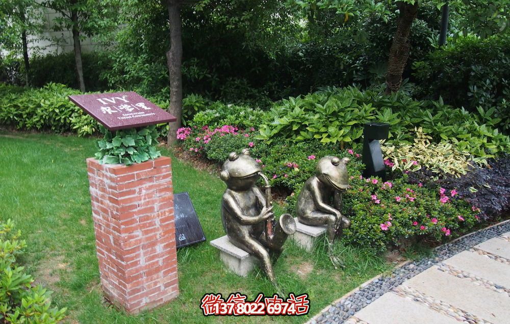 唯美青蛙雕塑，用不銹鋼增添公園景色