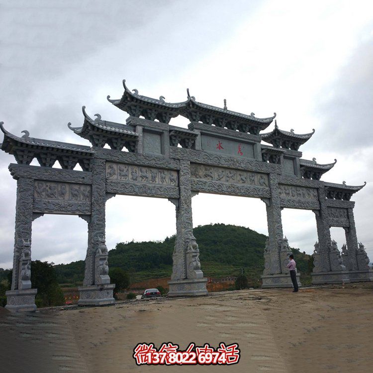 精美大型仿古青石雕刻門樓牌坊，為景區(qū)入口增添精彩