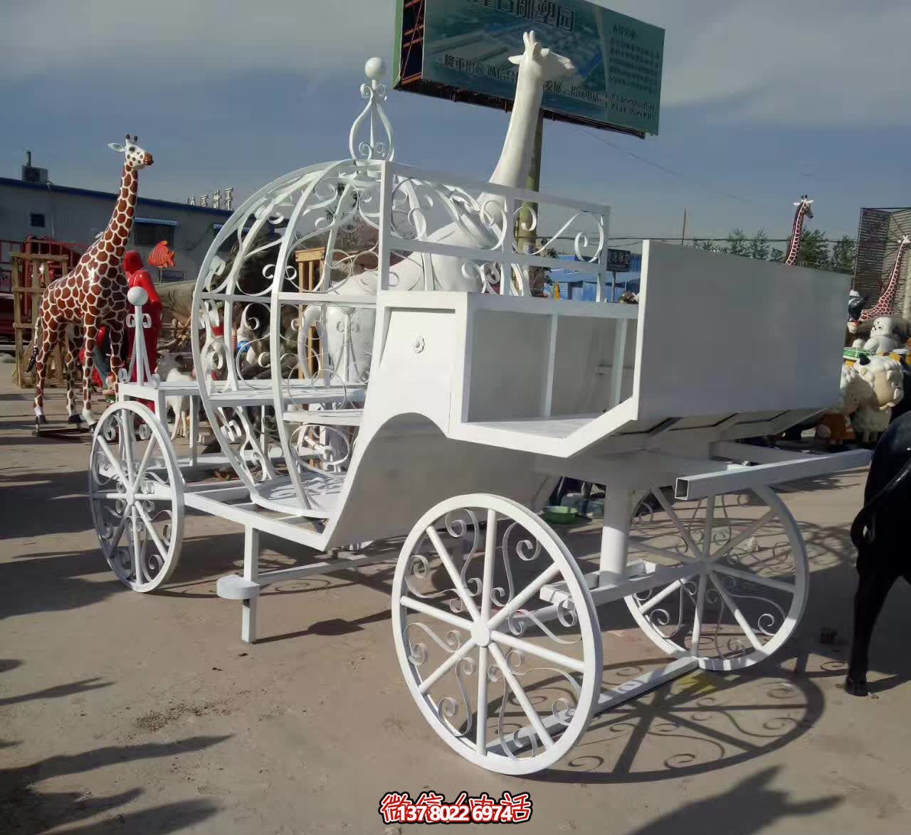 不銹鋼雕塑，精美馬車裝點(diǎn)商場(chǎng)戶外