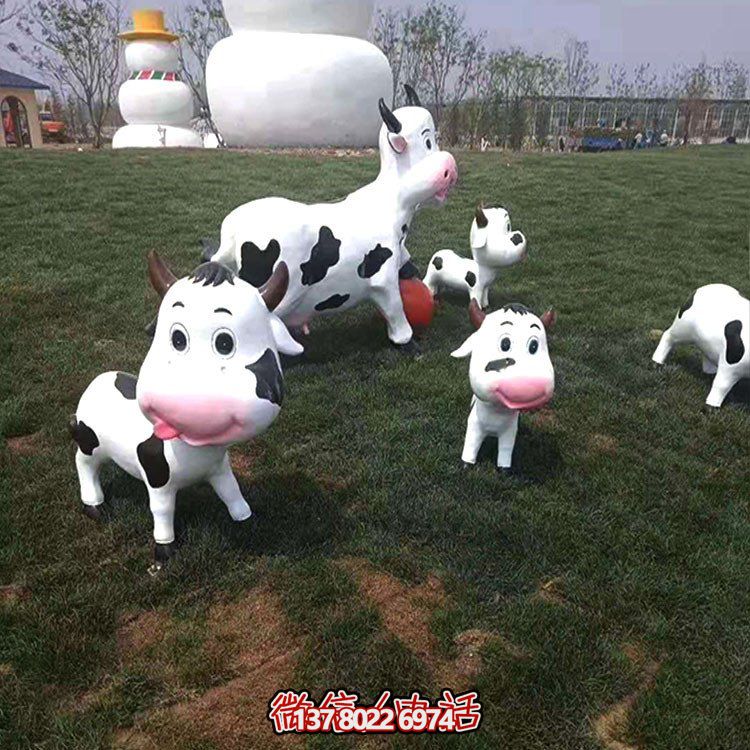 可愛小奶牛玻璃鋼雕塑，為戶外園林景觀增添獨(dú)特魅力