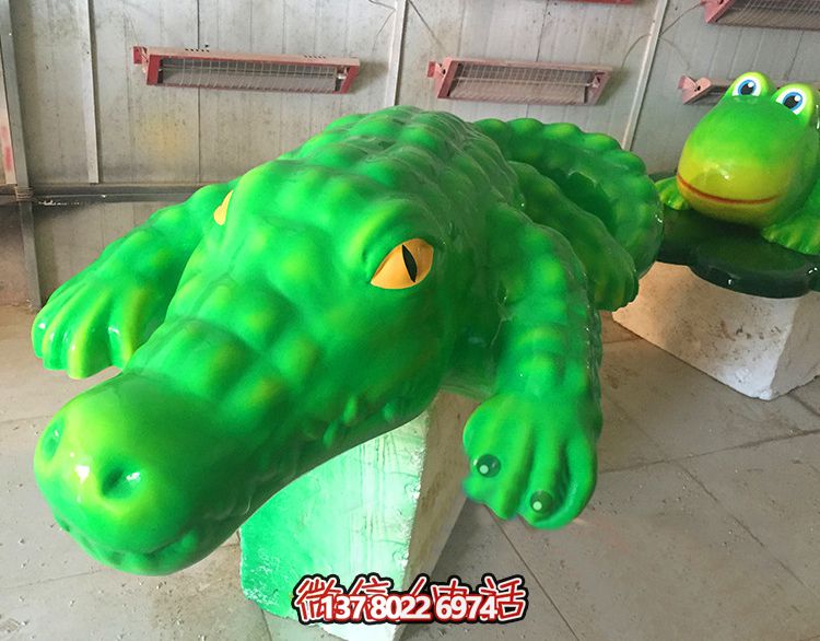 玻璃鋼鱷魚(yú)雕塑，為游樂(lè)場(chǎng)裝飾添彩