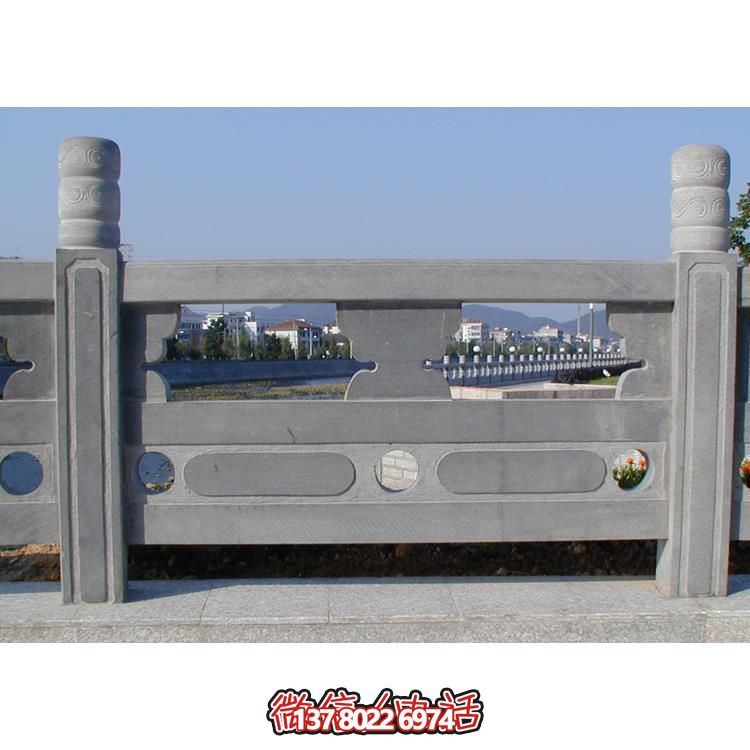 青石雕刻欄桿欄板，點綴美麗河道