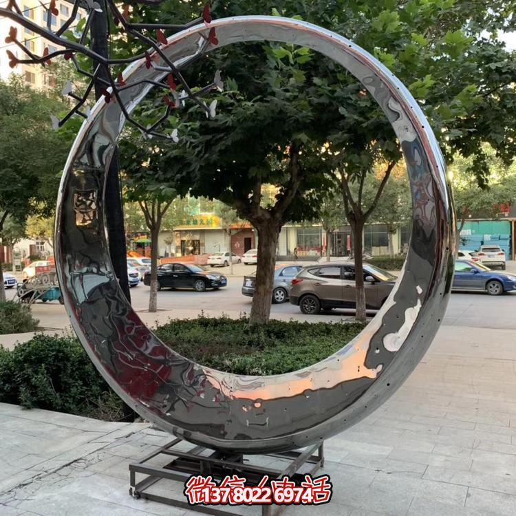 高級不銹鋼鏡面拋光圓環(huán)噴泉，為酒店會所戶外景觀雕塑增添絢麗色彩