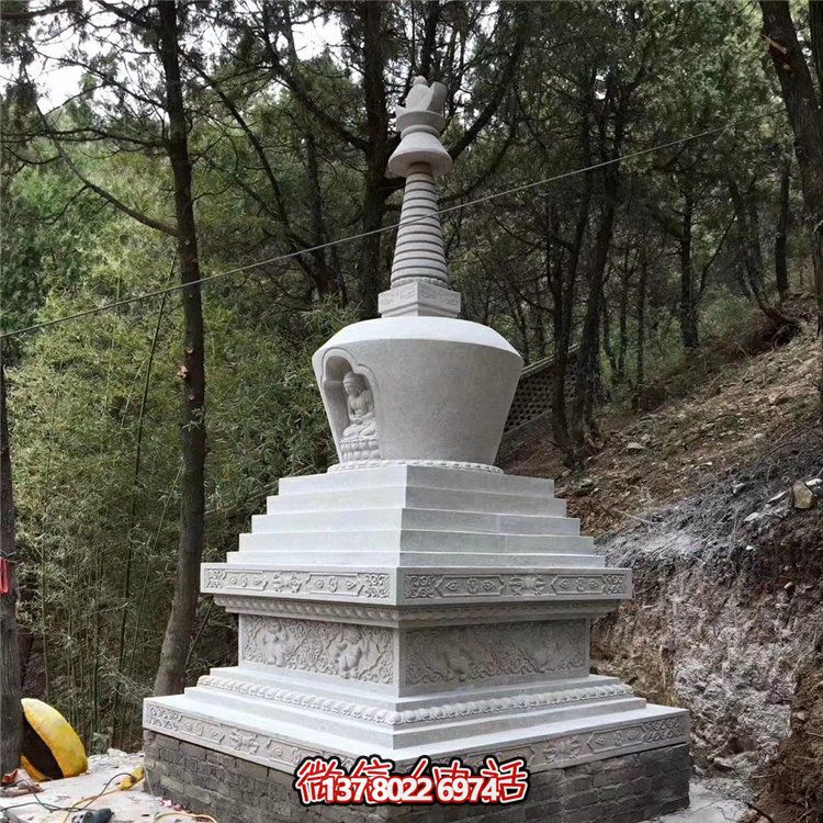 古老漢白玉石雕舍利塔，紀(jì)念古代寺廟的傳統(tǒng)藝術(shù)