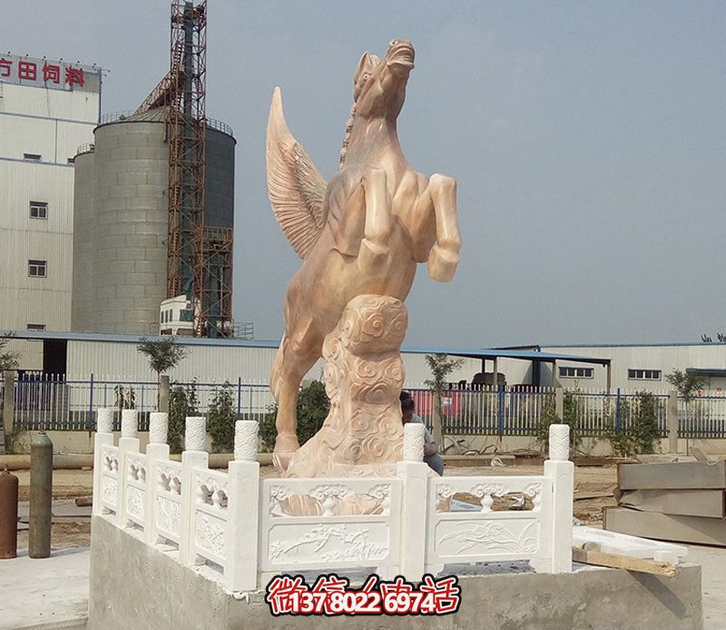 飛馬石雕創(chuàng)意雕塑，點(diǎn)綴廣場上的黃蠟石