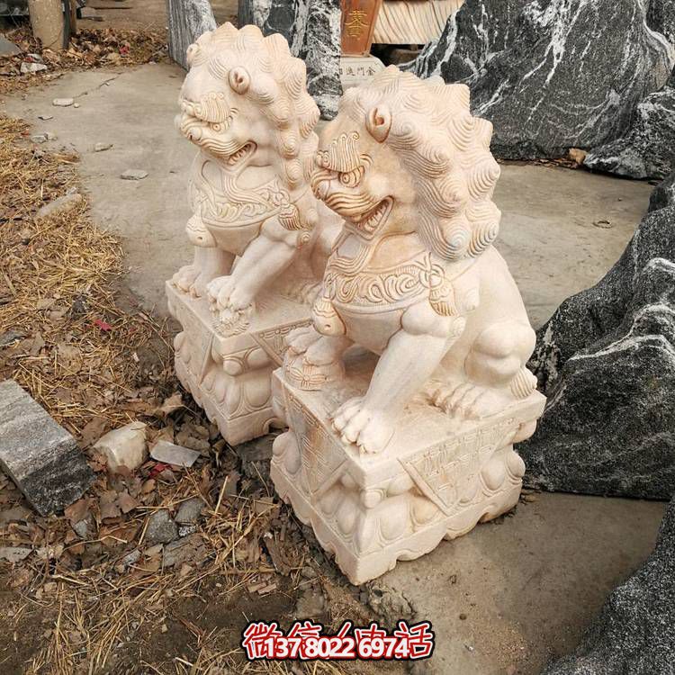 精美大理石雕刻石獅子，為酒店門口添彩晚霞紅