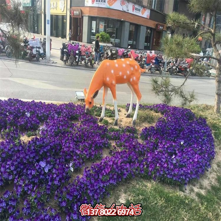 仿真鹿雕塑，在草叢中擺放，玻璃鋼打造