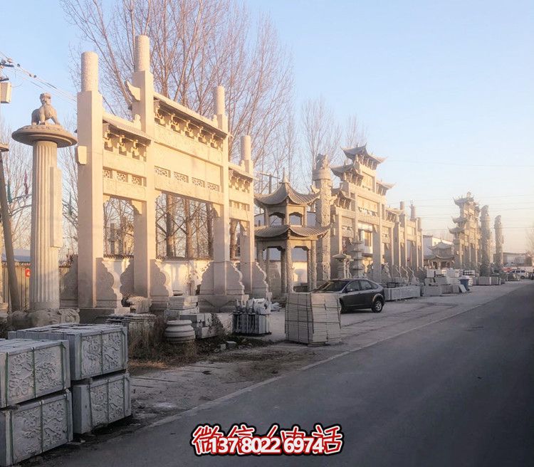 大理石門(mén)牌樓，點(diǎn)綴村莊入口