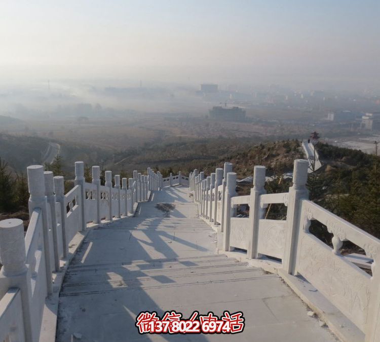精致石雕護欄，漢白玉青石欄板點綴天然風情