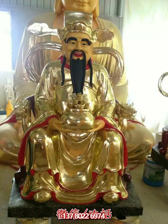 鎏金財(cái)神佛像雕塑，室內(nèi)供奉神像