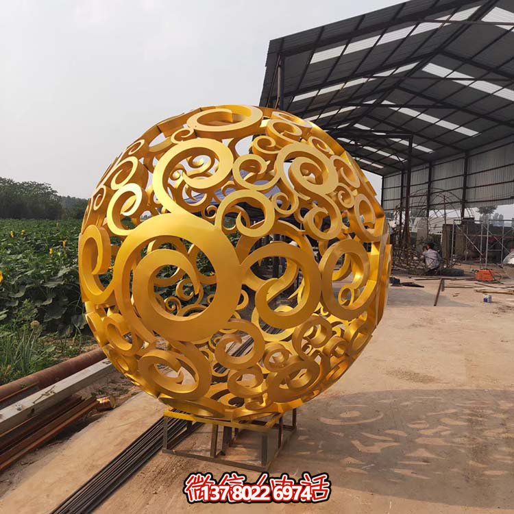 大型不銹鋼鏤空球雕塑，為園林景觀增添靈動(dòng)之美