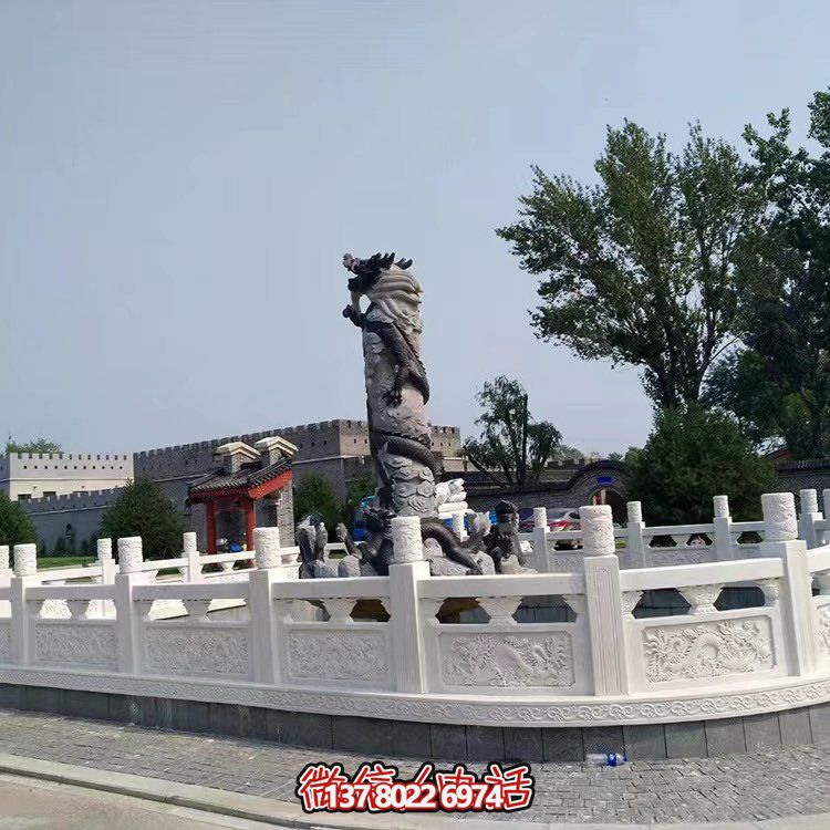 漢白玉石雕欄板，為景區(qū)水池提供防護(hù)及園林裝飾