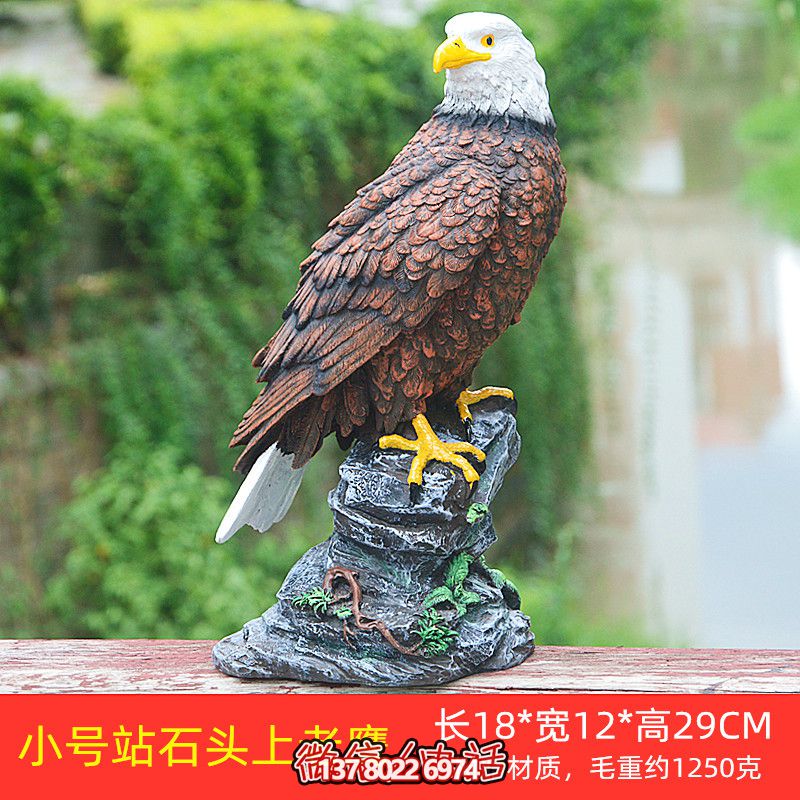 石頭藝術(shù)老鷹雕塑，點(diǎn)綴花園站