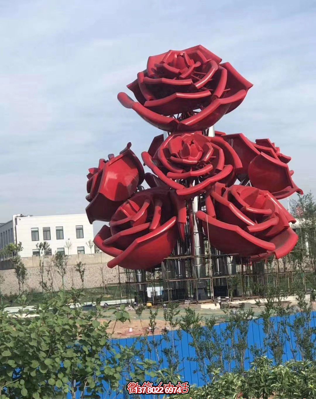 紅色玫瑰不銹鋼創(chuàng)意雕塑——美化廣場(chǎng)，增添驚喜