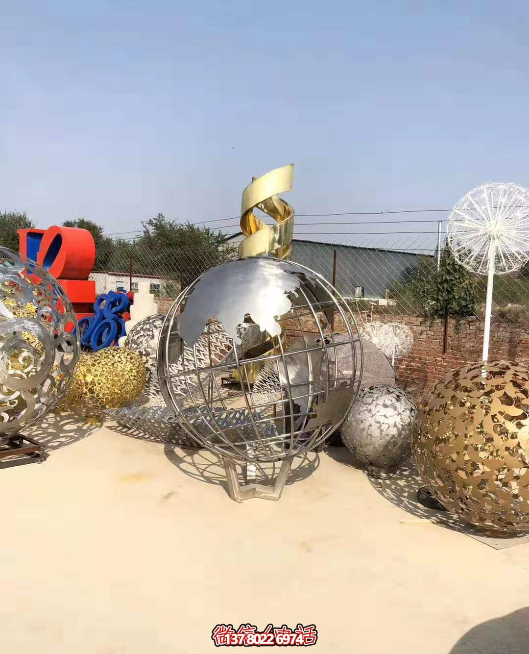 不銹鋼拋光地球儀雕塑，營造公園游樂場氛圍