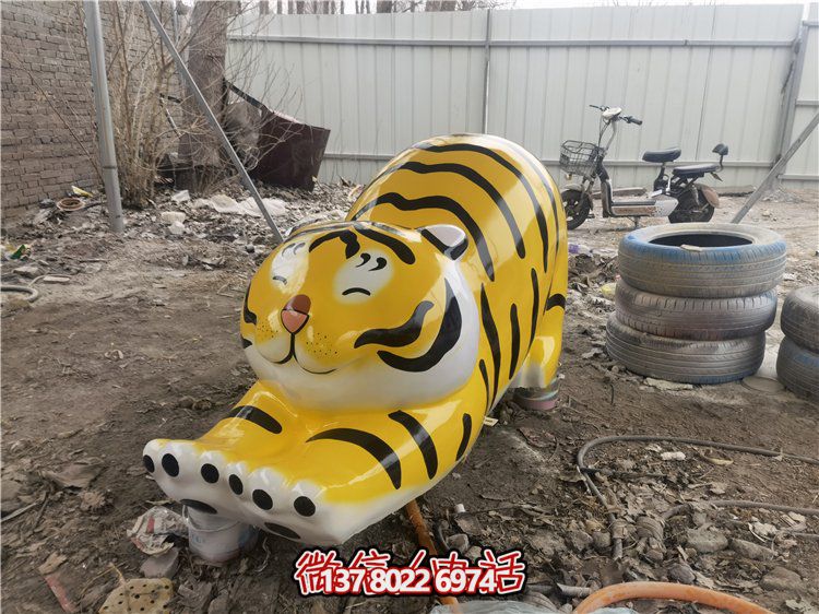 玻璃鋼彩繪抽象老虎雕塑，為幼兒園裝飾而生