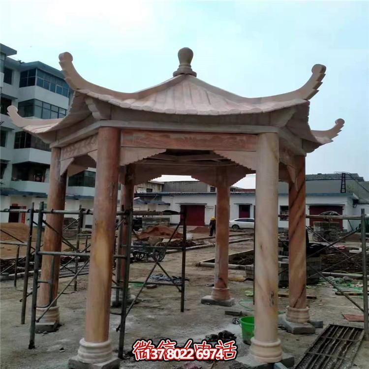 仿古涼亭，盡情欣賞晚霞染紅的美景