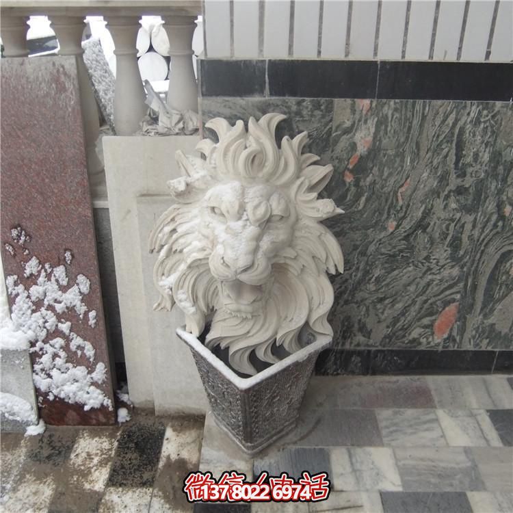 豪華別墅大型紅石獅子雕塑，園林景觀完美呈現(xiàn)