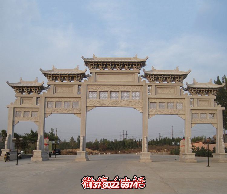 精美大型鏤空牌樓石雕，為公園廣場增添美麗色彩