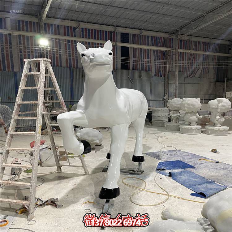 玻璃鋼馬雕塑，點(diǎn)綴戶外園林
