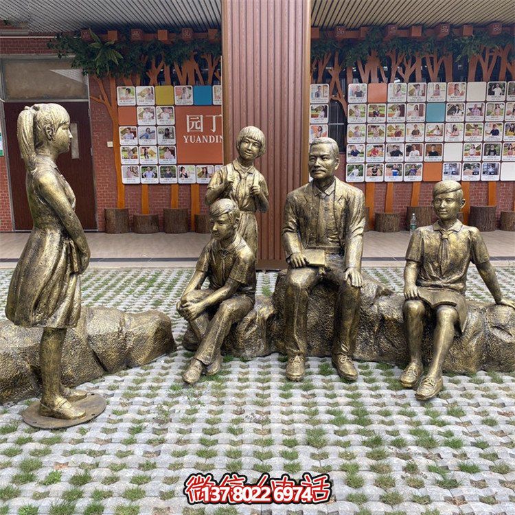 仿銅人物雕塑，裝點步行街情景