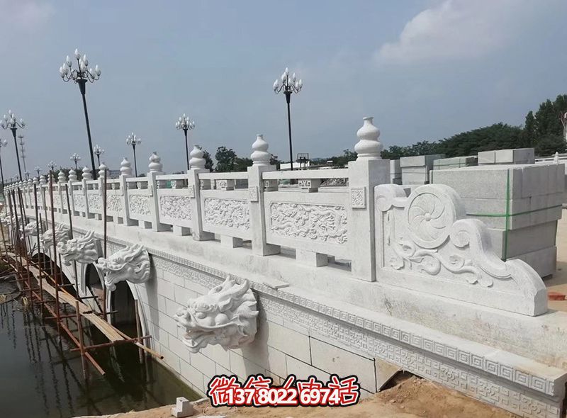 精美漢白玉石拱橋，融龍紋雕刻欄桿