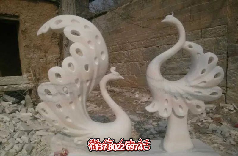 不銹鋼鏤空孔雀雕塑，點綴公園湖邊