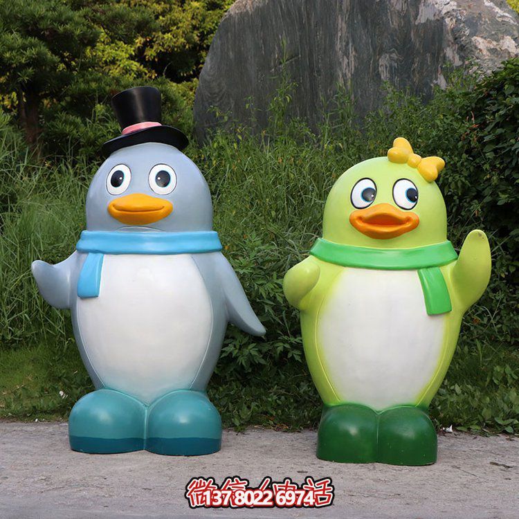 玻璃鋼彩繪企鵝景觀公仔，為幼兒園戶外擺件