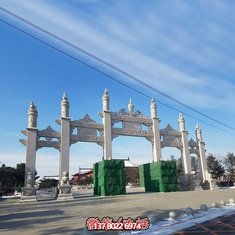 新款漢白玉牌坊，美觀而古樸的石六柱，為寺院和景區(qū)增添靈氣