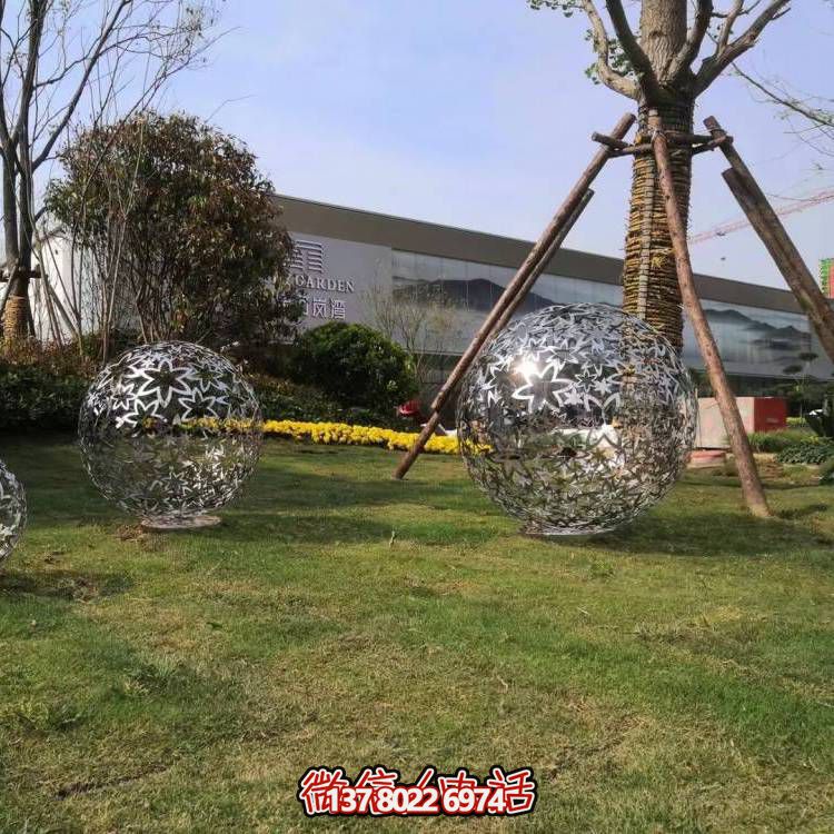 藝術(shù)雕塑裝置以不銹鋼和樹(shù)葉為原料，鏤空球造型，為戶外廣場(chǎng)和草坪增添藝術(shù)氣息