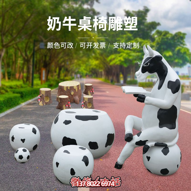 玻璃鋼雕塑牛只著看書桌椅，林中戶外休閑體驗