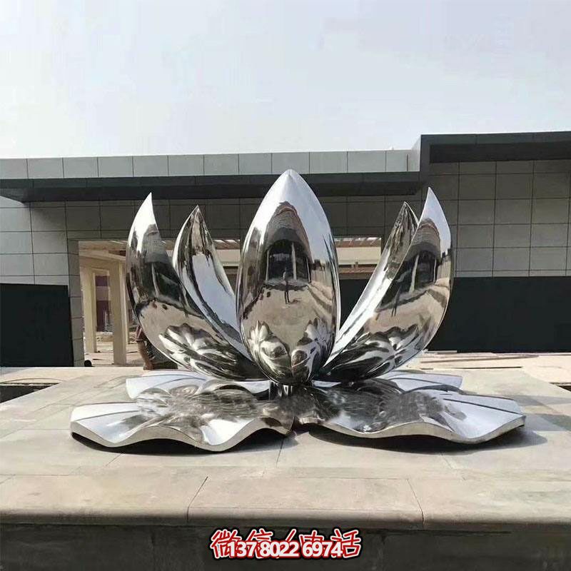 大型不銹鋼蓮花雕塑，鏡面反射景觀