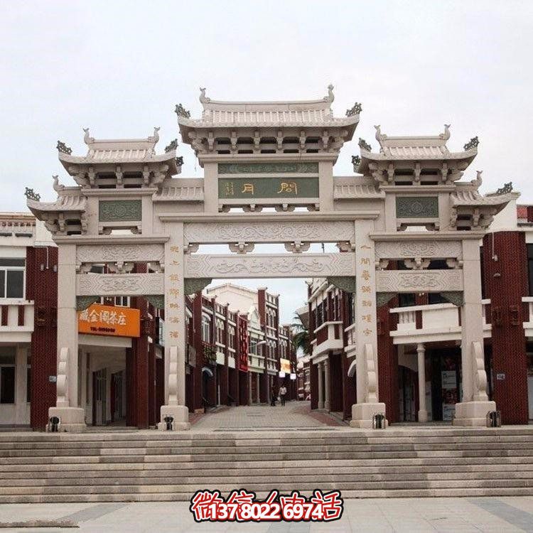 精美中式三門牌坊，裝飾大理街道