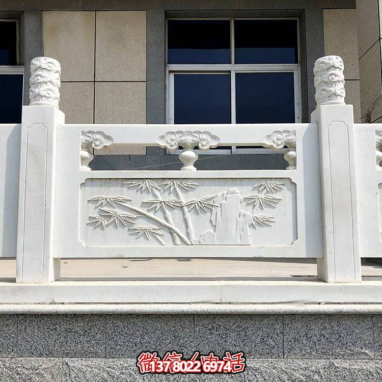 精致古典庭院雕飾浮雕石柱、欄桿、欄板，營造溫馨園林