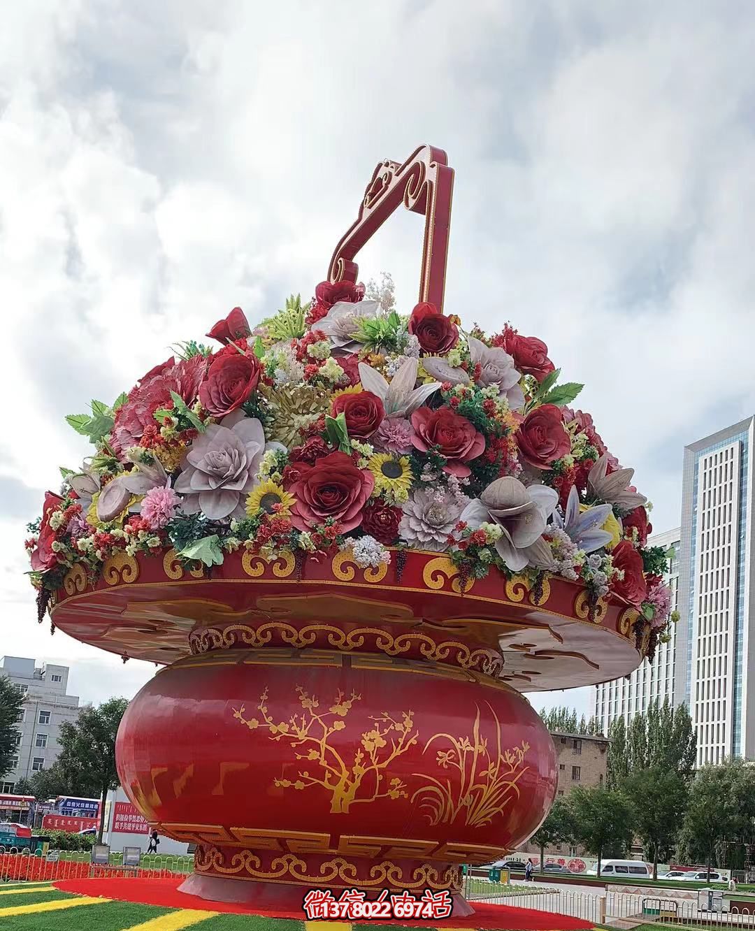 現(xiàn)代五彩花籃，給城市廣場(chǎng)帶來(lái)活力