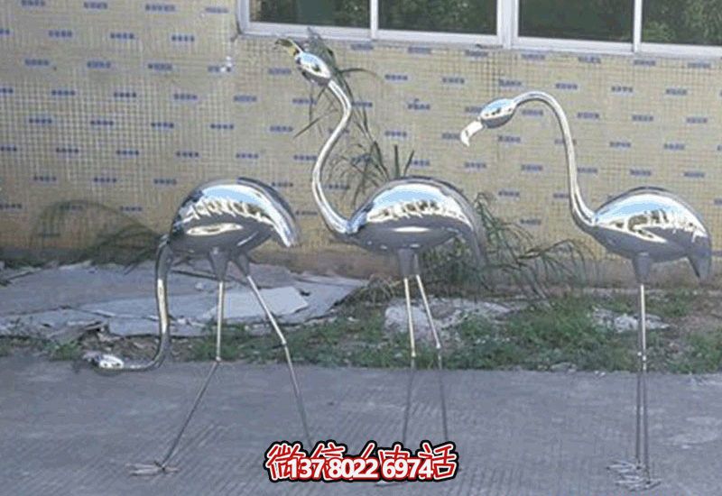 不銹鋼火烈鳥雕塑，完美擺放于室內(nèi)外庭院